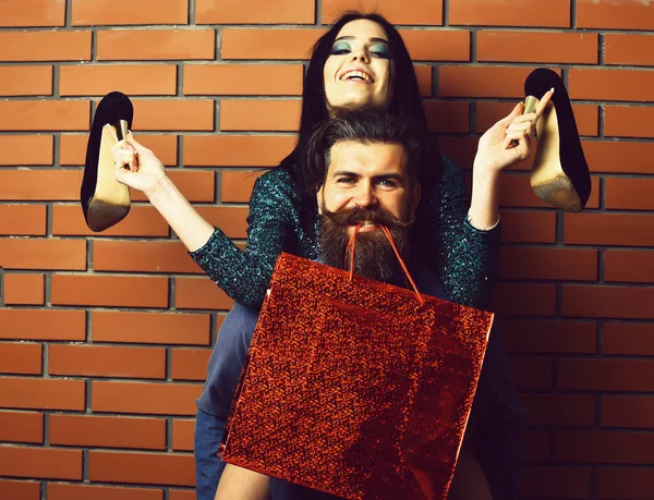 Hombre barbudo y mujer bastante sexy con bolsa de compras, zapatos — Foto de Stock