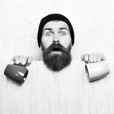 Kâğıt çarşaf ve fincanlarla vahşi beyaz hippi sakallı.