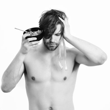 Kafkas maçosu elinde makarna ve mezura ile siyah kase tutuyor.