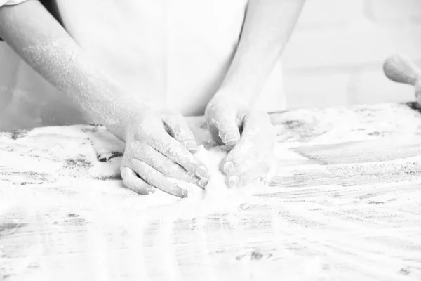 Pequeno cozinheiro bonito chef no fundo da parede de tijolo — Fotografia de Stock