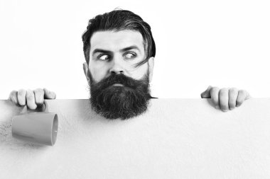 Kâğıt çarşaf ve fincanla vahşi beyaz bir hippi.