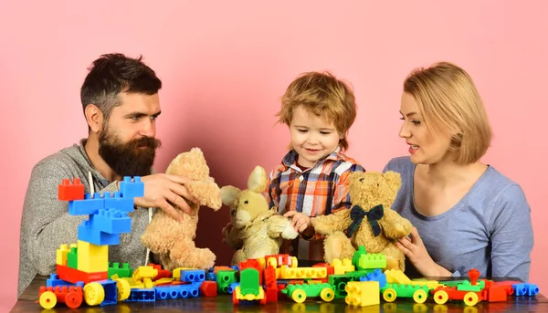 Rodzina ze szczęśliwymi twarzami trzymać misie i bloki budowlane — Zdjęcie stockowe