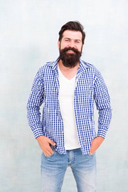 Tarzına güveniyor. Neşeli sakallı adam. Denim bak. Sıradan erkek modası. Gerçek erkekler için berber bakımı. Bıyıklı vahşi hippi. Sakallı olgun bir hippi.