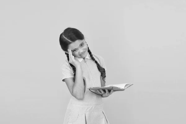 Dolor de cabeza por migraña. Lindo libro de lectura de niños pequeños sobre fondo amarillo. Adorable niña aprender a leer espacio de copia. Lectura y educación en el hogar. Estudia mucho. Se acerca el examen. Prueba final. Tema difícil — Foto de Stock