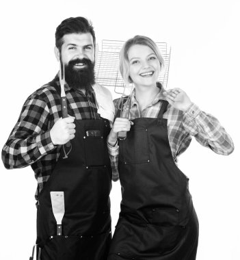 Birbirine aşık çiftler mutfak gereçlerini tutarlar. Piknik barbeküsü. Yemek tarifi. Sakallı hippi ve kız. Hazırlık ve aşçılık. Aile hafta sonu. Kızarmış et için aletler. En sevdiğim yemek.