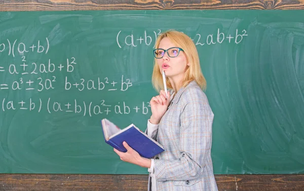 Principles can make teaching effective. Woman teaching near chalkboard in classroom. Effective teaching involve acquiring relevant knowledge about students. Qualities that make good teacher — Stock Photo, Image