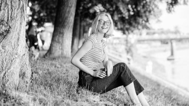 roman yazarından esinlenerek. kitap açık öğrenci kız. okumak benim hobim. Yaz çalışması. ilginç bir hikaye. Rahatlayın ve yeni bilgiler alın. parkta kitap okuyan bir kadın. İlginç kitap.