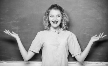 İyi bir basitleştirme ustası. Öğretmenlerin en iyi arkadaşı. Öğretmenlik daha eğlenceli olabilirdi. Tebeşir tahtasının önünde kadın öğretmen. Öğretmen zor konuyu açıklar. Unutulmaması gereken önemli bilgiler