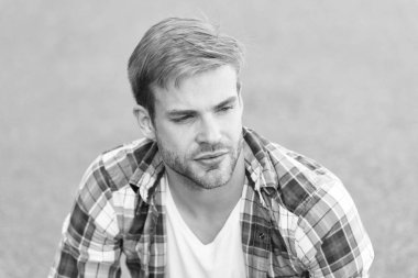 Sıradan bir tarz. Öğrenci yolda dinleniyor. Dışarıdaki maço adam. Sokak tarzı. Yerinizde kalın. Kaygısız öğrenci. Boş zaman harcamak. Yaz modası. Yakışıklı, kareli gömlek. erkek modası