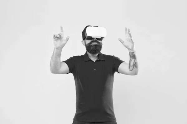 Virtuelle Simulation. Digitaltechnologie. wo Ihre Träume Wirklichkeit werden. vr für Gaming. Mann spielt Spiel in vr Brille. Hipster mit Virtual Reality Headset. Erforschen Sie den Cyberspace. Virtuelle Kommunikation — Stockfoto