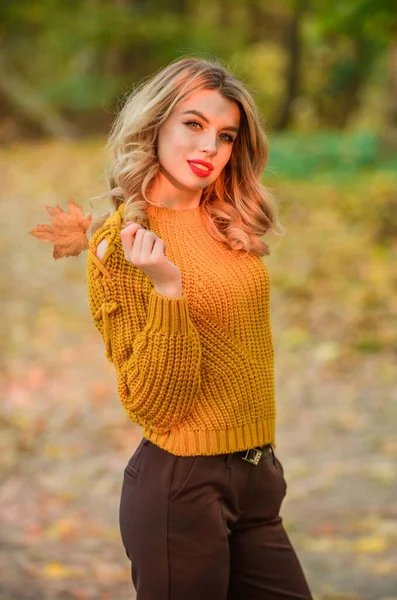 Полностью расслаблен. Осенние тенденции цвета. красивая модель в трикотажном свитере. Романтика в осеннем парке. сексуальная женщина красная помада природный фон. теплая и уютная сезонная одежда — стоковое фото