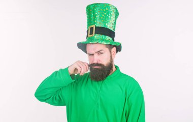 Mükemmel bıyığı var. Sakallı adam Saint patricks günü kutluyor. Sakallı bıyıklı yeşil twirling İrlandalı adam. Mutlu saint patricks günü. Hipster cüce şapkası ve kostüm