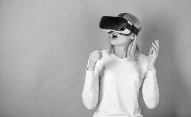 Vr komik genç kadınla. Sanal gerçeklik gözlüklü kadın. Sanal gerçeklik kulaklık kullanan kadın. Sanal gerçeklik.