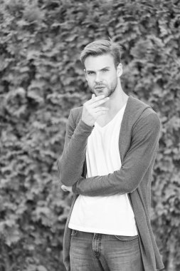 Erkek olalım. Saç bakımını düzenlemek ve kıllandırmak. Berber dükkanı servisi. Yakışıklı maço. bahar erkek modası. Şık, tıraşsız bir adam. Yakışıklı, beyaz, doğa yeşili bir geçmişi var. Sakallı adam gündelik tarzda