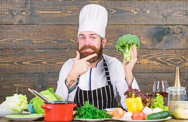 Koch verwendet frisches Bio-Gemüse für die Gerichte. Vegetarisches Essen. Bio-Lebensmittel. Nur frische Zutaten. Kulinarisches Rezeptkonzept. Mann bärtiger Hipster kocht frisches Gemüse. frischeste Zutaten — Stockfoto