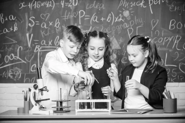 Crianças na aula da escola. Miúdos a aprender química no laboratório da escola. Química. De volta à escola. estudantes fazendo experimentos de biologia com microscópio. Dia das crianças. Equipa de médicos confiantes — Fotografia de Stock