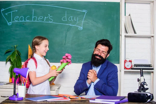 De volta à escola. Feliz Dia dos Professores. criança menina da escola pequena com buquê de flores. Dia dos professores. Daugghter e pai com flores. O dia do conhecimento é 1 de setembro. presente de flor para melhor professor — Fotografia de Stock