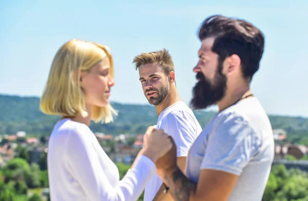 Pareja enamorada y transeúntes. Felices relaciones. Sentimientos fuertes. Confiando en su elección. Amor verdadero. Concepto de fecha de amor. Una pareja encantadora cogida de la mano. Para siempre juntos. Qué suerte. Feliz por ti. —  Fotos de Stock