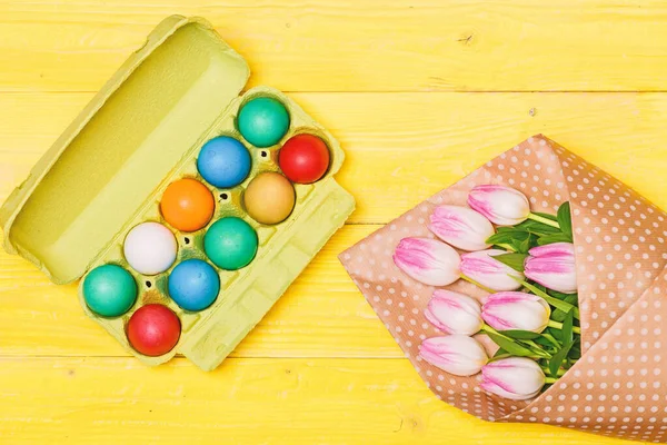 Yumurta avı. Bahar tatili. Tatil kutlaması, hazırlık. Lale çiçeği buketi. Sağlıklı ve mutlu tatiller. Yumurta tepsisine boyanmış yumurta. Mutlu Paskalyalar — Stok fotoğraf