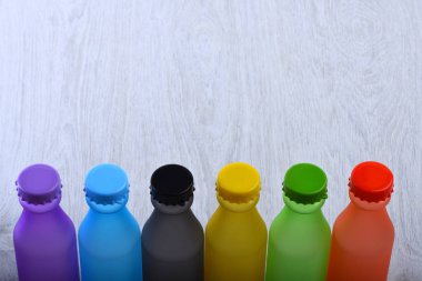 Enerji çeşitli aromalı konteynırlar içer. Renkli içecekler sırası.