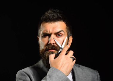 Katı yüzlü iş adamı siyah arka planda izole edildi.