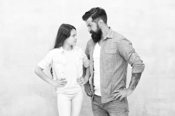 Conflict en overtreding. Soms gaat ouderschap over misverstanden. Familie conflict. Bearded hipster man en kind meisje. Confrontatie concept. Frodrinking man en serieuze dochter. Oplossen van conflicten — Stockfoto