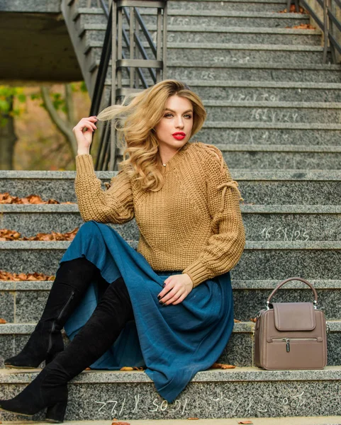 Wacht op hem. Vrouwelijke schoonheid. Modemodel. Meisje in golfrok en trui. Gevulde trend. Een gewone student. herfstseizoen. herfst vrouw krullend haar buiten. meisje lang blond haar trap — Stockfoto