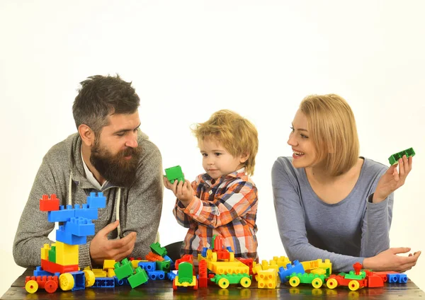 Muž s vousem, žena a chlapec hrát na bílém pozadí — Stock fotografie