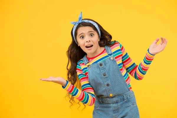 Concepto de publicidad. Presentación del producto. Muchacho feliz cara sonriente mostrar algo en el espacio abierto copia palmera fondo amarillo. Muchacha demostrar producto. Promoción de productos para niños. Lanzamiento del producto — Foto de Stock