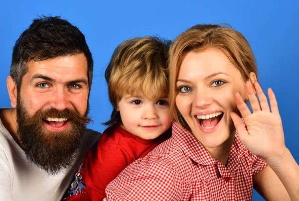 Anne, baba ve oğul gülümseyen yüzler ile mavi sarılmak — Stok fotoğraf