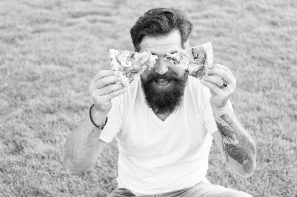 Délicieuse tranche. Un hipster barbu mangeant de délicieuses pizzas. Un gars joyeux mange de la pizza. Concept de pique-nique d'été. Homme caucasien aimant la nourriture traditionnelle italienne. affamé avide homme tenir pizza dans les deux mains — Photo