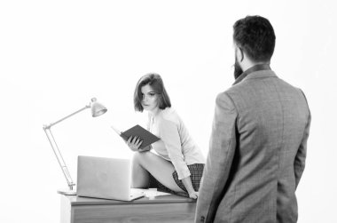 Özel ders. Masada oturan seksi okul öğretmenine bakan adam. Şehvetli kadın dizüstü bilgisayar ile online ders veren. İş adamına iş dersi veren güzel bir öğretmen. Okul dersi sırasında