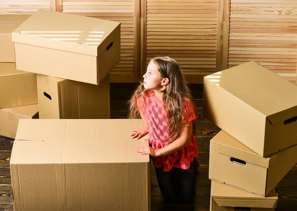 Caja de embalaje y almacenamiento. Niña reubicando cajas de fondo. Reubicar el concepto. Servicio de entrega. Niño pequeño prepárese para la reubicación. Reubicar a la familia puede ser emocionante, pero también estresante para los niños —  Fotos de Stock