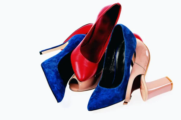 Куча женской обуви разных цветов — стоковое фото