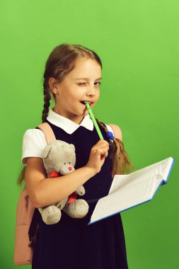 Geri okul ve eğitim kavramı. Oyuncak ayı kız tutar