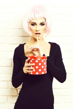 Elbiseli seksi kız.