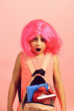 Geri okul kavramı için: liseli kız sürpriz yüz ifadesi ile