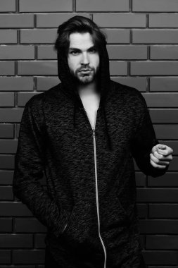 Maço tuğla duvar sportif hoodie adil sakallı