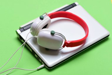 Plastik ve gümüş laptoptan yapılmış kulaklıklar. Ses kaydı fikri