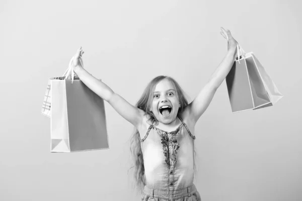Mädchen mit rosa Einkaufstaschen. Verkaufs- und Einkaufskonzept — Stockfoto