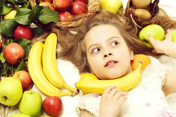 Exotische Früchte oder Sommer Hintergrund mit kleinen Mädchen überrascht — Stockfoto