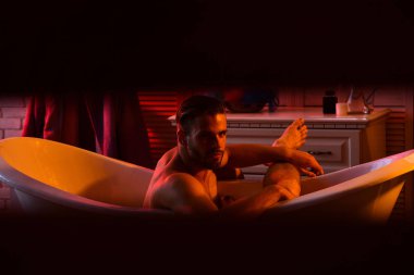 Adam sakal ve kendine güvenen gülümseme banyoda casusluk