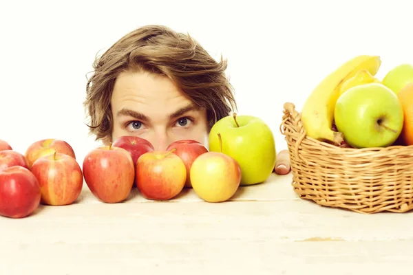 Hombre y manzanas — Foto de Stock