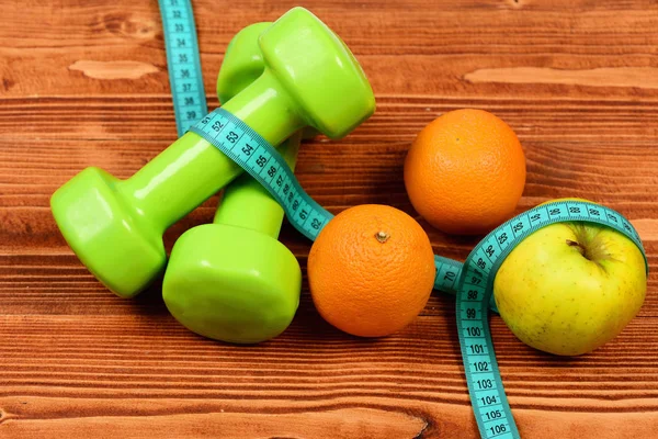 健康的饮食概念，哑铃重量带卷尺、 水果 — 图库照片