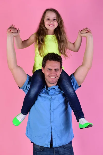 Chica y hombre con caras alegres sobre fondo rosa — Foto de Stock