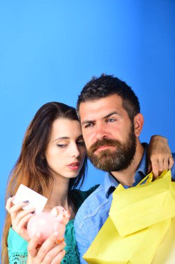 Sakallı adamın kredi kartı ve kumbarası var..