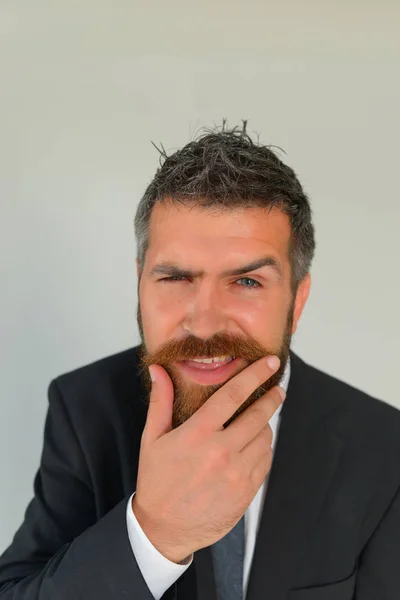 Uomo con barba spessa e occhi azzurri su sfondo grigio — Foto Stock