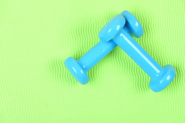 Forma e equipamentos de fitness. Barbells em tamanho pequeno, close-up. — Fotografia de Stock