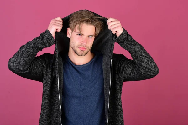 Mann mit blonden Haaren auf lila Hintergrund. — Stockfoto