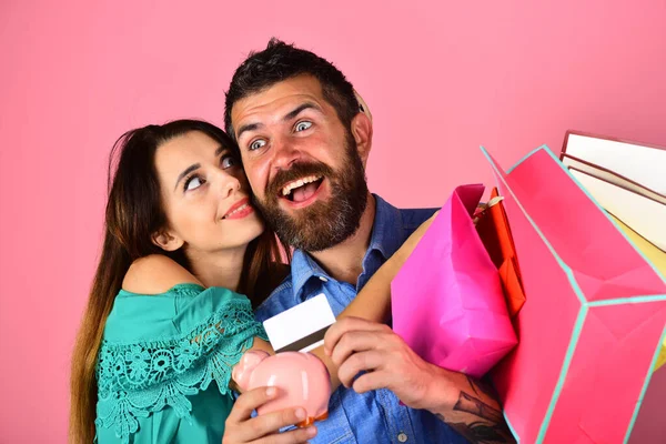 Concepto de compras y ocio. El hombre con barba tiene tarjeta de crédito —  Fotos de Stock